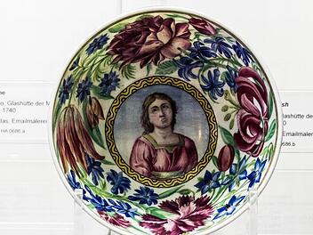 Große Kumme, Milchglas mit Emailmalerei (Murano, Glashütte der Miotti, 1730/40).Jochen Berger