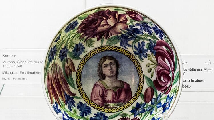 Große Kumme, Milchglas mit Emailmalerei (Murano, Glashütte der Miotti, 1730/40).Jochen Berger