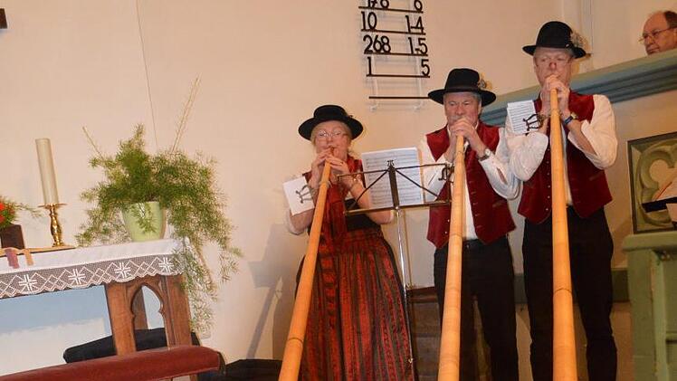 Für einen eindrucksvollen Auftritt  in der Geroder Kirche sorgten die Rhöner Alphornbläser, die es bereits 20 Jahre gibt: Gruppengründerin Ingrid Schubert, (von links), Wolfgang Fella und Reiner Morshäuser zeigten, dass mittlerweile auch Rhöner das mächtige alpenländische Instrument sicher beherrschen. Thomas Schubert