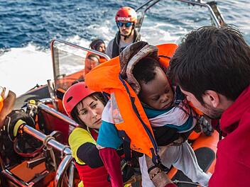 Flüchtlinge, die auf dem Mittelmeer aus Seenot gerettet werden, landen auch bisher schon in Unterkünften in Erlangen-Höchstadt.  Soll der Landkreis sich als "Sicherer Hafen" des Bündnisses Seebrücke erklären? Darum geht es am Montag im Kreistag. Archivfoto: Olmo Calvo/AP/dpa