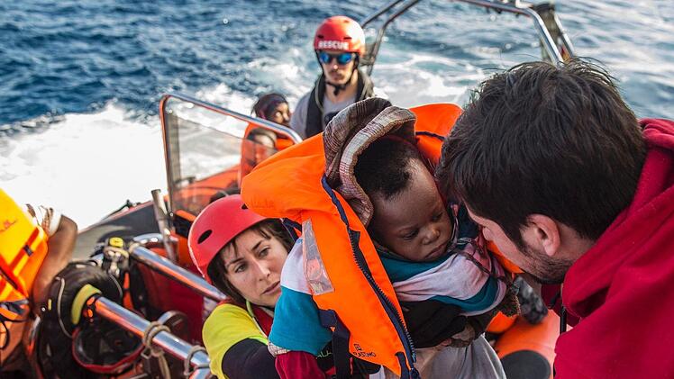 Flüchtlinge, die auf dem Mittelmeer aus Seenot gerettet werden, landen auch bisher schon in Unterkünften in Erlangen-Höchstadt.  Soll der Landkreis sich als "Sicherer Hafen" des Bündnisses Seebrücke erklären? Darum geht es am Montag im Kreistag. Archivfoto: Olmo Calvo/AP/dpa