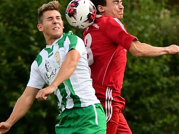 Augen zu beim Kopfballduell - der Altenkunstadter Stefan Schnapp (rechts) sieht den Ball ebenso wenig wie der Islinger Andreas Betz. Foto: Gunther Czepera