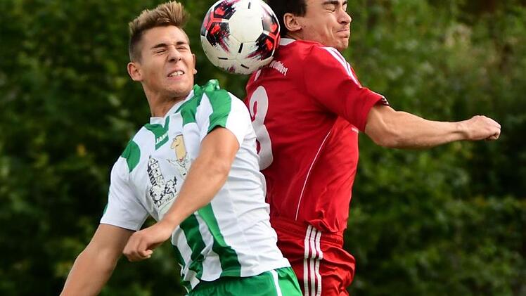 Augen zu beim Kopfballduell - der Altenkunstadter Stefan Schnapp (rechts) sieht den Ball ebenso wenig wie der Islinger Andreas Betz. Foto: Gunther Czepera