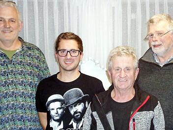 FFW-Vorsitzender Thomas Wimber gratulierte Willi Klein, Stefan Klein und Herbert Geyer (v. r.). Foto: Holzberger