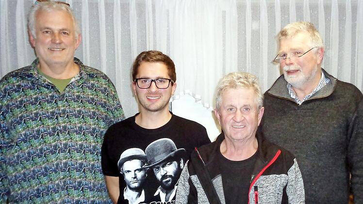FFW-Vorsitzender Thomas Wimber gratulierte Willi Klein, Stefan Klein und Herbert Geyer (v. r.). Foto: Holzberger