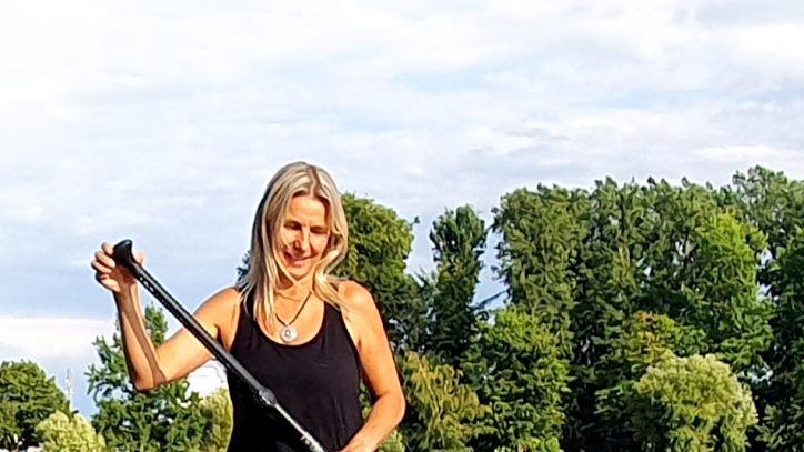 Yvonne Matuschek mit ihrem Hund. Beide trainieren ihre Balance.  Foto: Carmen Schwind