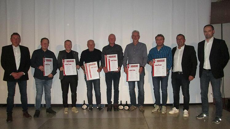 Die Vorstände Dieter Schaub (links) Steffen Stockmann und Klaus Brandenstein (von rechts) gratulierten Andreas Franz, Klaus Franz, Günter Schneider, Edwin Gensler, Günter Zeitz und Michael Warmuth (von links, jeweils mit Ehrenurkunde) zur Ehrenmitgliedschaft. Foto: Winfried Ehling