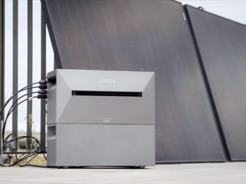 Die Anker Solarbank 2 - hier mit Basis- und einem Erweiterungsspeicher - weiß auch optisch zu überzeugen.