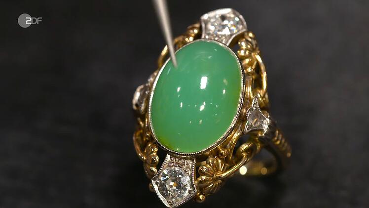 Könnte aus dem Kaugummi-Automaten sein, scherzte Detlef über den Ring seiner Freundin Brigitta. Wunschpreis 400, Schätzpreis bis zu 800. Elke Velten bezahlte 1.400 Euro. Von wegen Kaugummi-Automat!