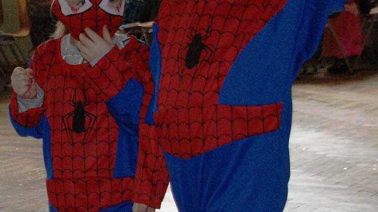 Tolle Kostüme gab es beim Kinderfasching zu sehen. Geheimnisvoll gaben sich diese beiden "Spidermänner".