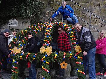 Der Brauchtumsverein Alt Kronach verwandelte auch heuer den Schwedenbrunnen in der Kreisstadt in ein Schmuckstück (von links): Ludwig Reier, Monika Tschernitschek, Veronika Heider, Thomas Heider, Georg Schwarz, Julia Schwarz sowie Günter Tschernitschek (oben).  Foto: H. Schülein