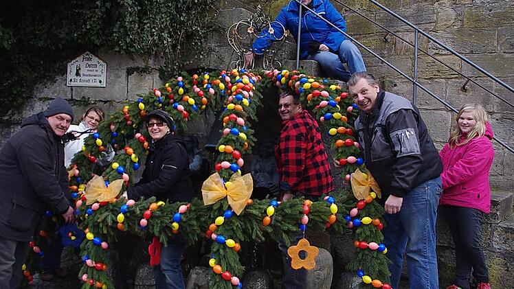 Der Brauchtumsverein Alt Kronach verwandelte auch heuer den Schwedenbrunnen in der Kreisstadt in ein Schmuckstück (von links): Ludwig Reier, Monika Tschernitschek, Veronika Heider, Thomas Heider, Georg Schwarz, Julia Schwarz sowie Günter Tschernitschek (oben).  Foto: H. Schülein