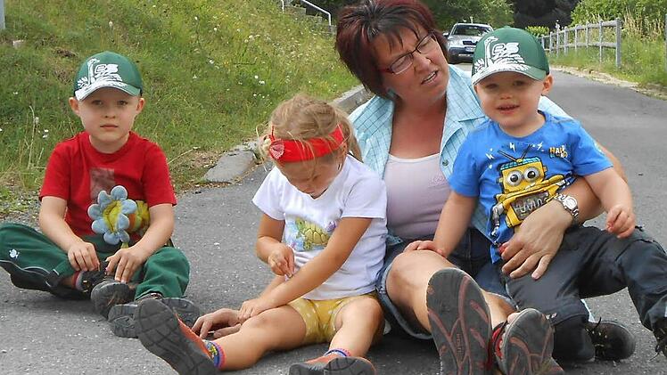 Auch sie marschierten mit: Johannes,5, und Nick, 2, absolvierten einen Teil der Strecke im Bollerwagen, Nora, 5, hielt auf der ersten Etappe tapfer durch. Gemeinsam mit Martina Rucker schnaufen sie nun tief durch.