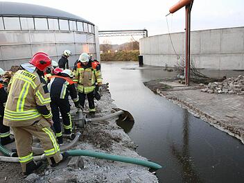 Feuerwehrleute versuchen mit mehreren Pumpen, die Gülle in ein Klärbecken zu leiten. Fotos: Stefan Johannes