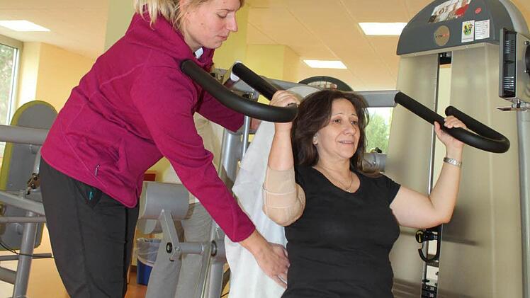 Physiotherapeutin Janine Hollweck bei der Arbeit in der Hescuro-Klinik, die schon seit langem Präventionsprogramme anbietet. Foto: Thomas Mäuser