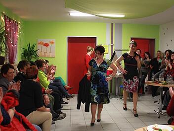 Margarethe und Judith aus Ebensfeld zeigen festliche Mode, die momentan ganz schön angesagt ist. Foto: Lisa Kieslinger