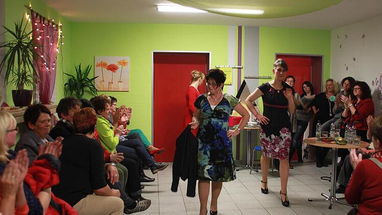 Margarethe und Judith aus Ebensfeld zeigen festliche Mode, die momentan ganz schön angesagt ist. Foto: Lisa Kieslinger