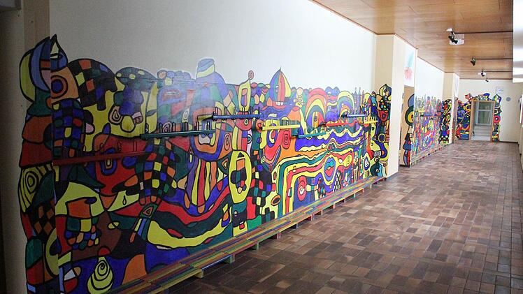 Die Flure zu den Klassenzimmern sind bunt bemalt.  Foto: Friedwald Schedel