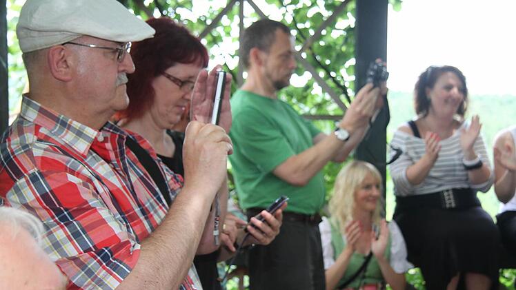 Ob Handy, Digicam oder Fotoapparat - die Lindenkrone war fest in Fotografenhand. Foto: Sonja Adam