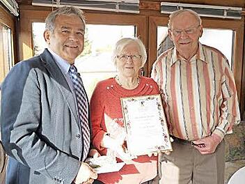 Ludwig Nagel (l.) gratulierte Maria und Alfred Batz im Namen der Gemeinde. Foto: Pauline Lindner