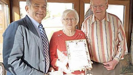 Ludwig Nagel (l.) gratulierte Maria und Alfred Batz im Namen der Gemeinde. Foto: Pauline Lindner