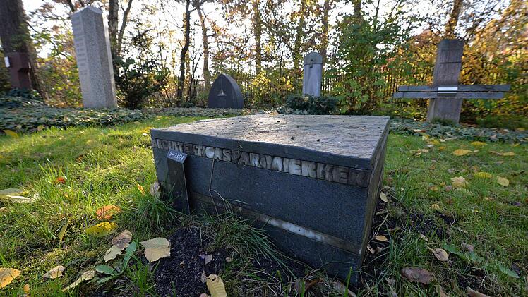 Urnenstein, gefertigt 2005 von Hannes Trommer, Köngshain-Wiederau Foto: Ronald Rinklef