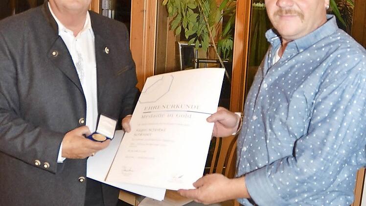 Die Goldmedaille und Ehrenurkunde der Handwerkskammer für Oberfranken erhielt Jürgen Scherbel (rechts) für 40-jährige Treue aus den Händen seines Chefs, Wolfgang Hümmer. Foto: K.-H. Hofmann