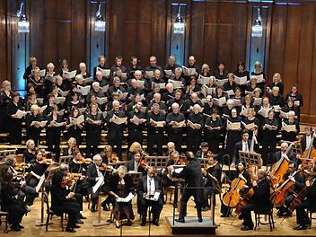 Chor und Orchester in Aktion Foto: Peter Klopf
