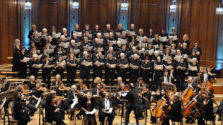 Chor und Orchester in Aktion Foto: Peter Klopf