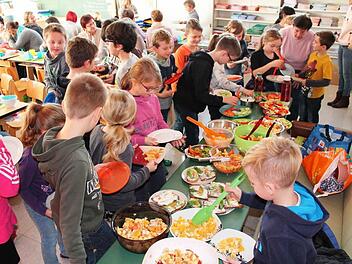 Der "Sturm aufs Kalte B&uuml;fett" kann beginnen: Die Sch&uuml;ler servieren ihren G&auml;sten die kleinen K&ouml;stlichkeiten. Fotos: Jens Fertinger