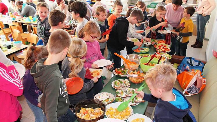 Der "Sturm aufs Kalte B&uuml;fett" kann beginnen: Die Sch&uuml;ler servieren ihren G&auml;sten die kleinen K&ouml;stlichkeiten. Fotos: Jens Fertinger