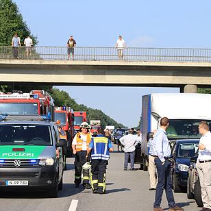 Schwerer Lkw-Unfall auf A3 sorgt für Vollsperrung