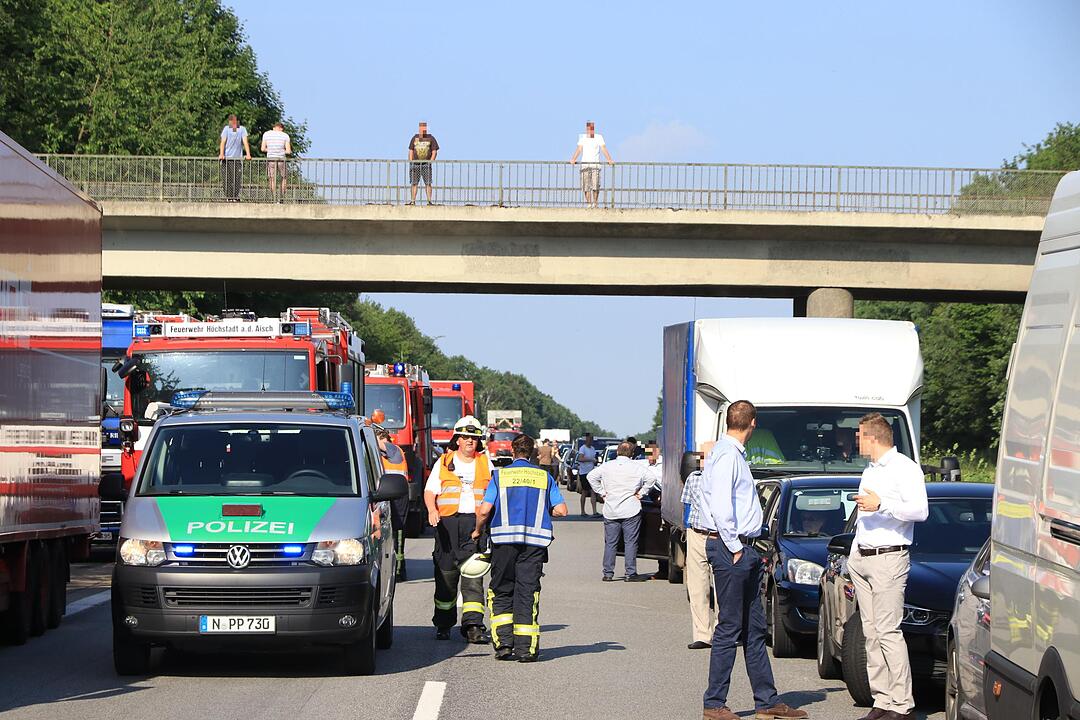Schwerer Lkw-Unfall auf A3 sorgt für Vollsperrung