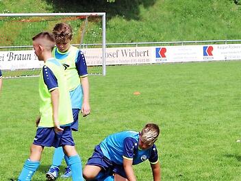 War das ein Foul? Trainer Christoph Arnold hat ein Auge auf seine jungen Kicker in der Fußballschule in Wachenroth. Fotos: Evi Seeger
