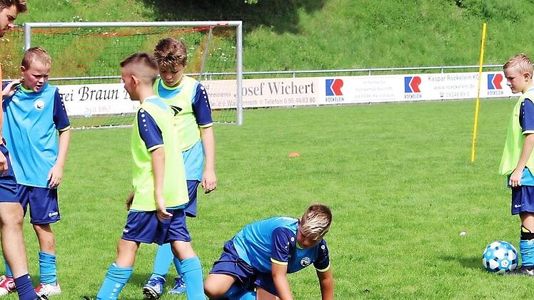 War das ein Foul? Trainer Christoph Arnold hat ein Auge auf seine jungen Kicker in der Fußballschule in Wachenroth. Fotos: Evi Seeger