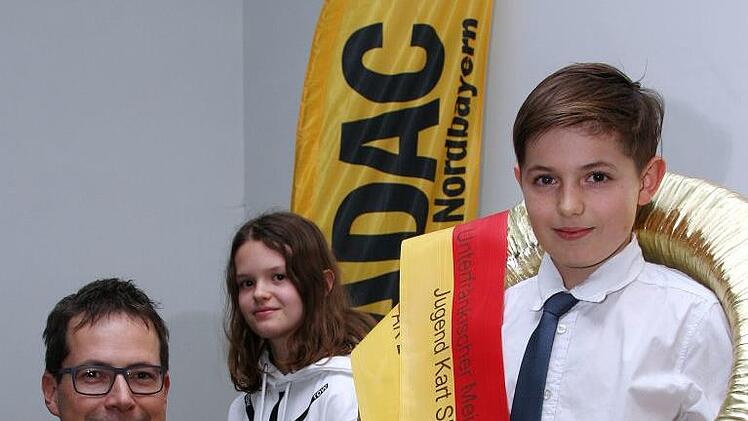 AMSC-Vorsitzender Ralf Deinlein überreicht AK2-Meister Max Kilchert den Siegerkranz. Im Hintergrund Vizemeisterin Emma Sindermann.Karlheinz Franz