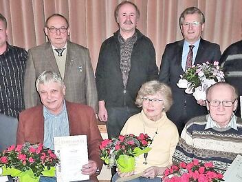 Ehrungen beim Gartenbauverein Stockheim-Wolfersdorf für 50- und 40-jährige Treue (untere Reihe v. l.): Lorenz Blinzler, Karl Pilipp, Elke Schülner, Ernst Morand (obere Reihe v. l.): die Vorstandsmitglieder Thomas Morand und Gerhard Ramming, Kreisvorsitzender Fritz Pohl, Bürgermeister Rainer Detsch und Ludwig Kürzinger. Foto: Gerd Fleischmann