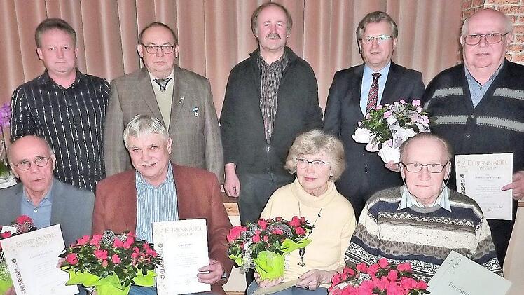 Ehrungen beim Gartenbauverein Stockheim-Wolfersdorf für 50- und 40-jährige Treue (untere Reihe v. l.): Lorenz Blinzler, Karl Pilipp, Elke Schülner, Ernst Morand (obere Reihe v. l.): die Vorstandsmitglieder Thomas Morand und Gerhard Ramming, Kreisvorsitzender Fritz Pohl, Bürgermeister Rainer Detsch und Ludwig Kürzinger. Foto: Gerd Fleischmann
