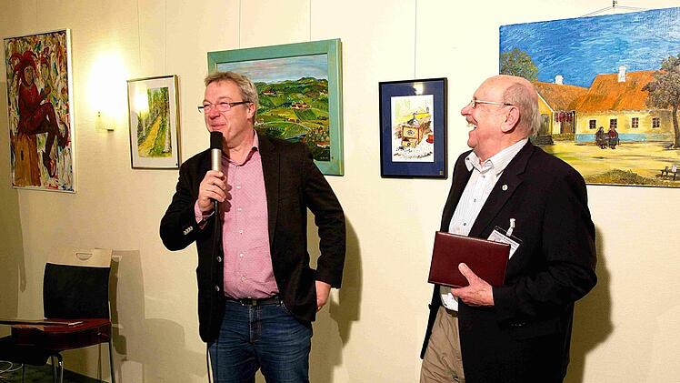Klaus Schumann (l.) und Wolfgang Knobl zeigten sich bei der Vernissage bester Laune. Foto: Richard Sänger