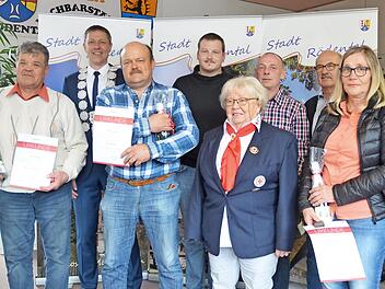 Ehrung eifriger Blutspender (von links): Helmut Rosenbauer, Marco Steiner, Rolf Müller, Daniel Fischer, Hannelore Engel, Gerhard Ultsch, Werner Wolf und Manuela Carl Foto: Rainer Lutz