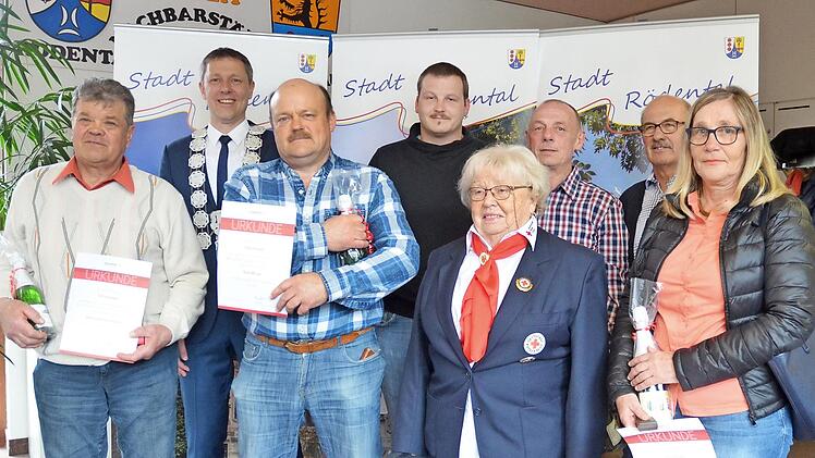Ehrung eifriger Blutspender (von links): Helmut Rosenbauer, Marco Steiner, Rolf Müller, Daniel Fischer, Hannelore Engel, Gerhard Ultsch, Werner Wolf und Manuela Carl Foto: Rainer Lutz