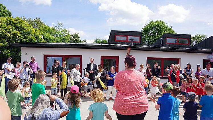 Die Kinder begeisterten mit Liedern und Tänzen.Heike Schülein