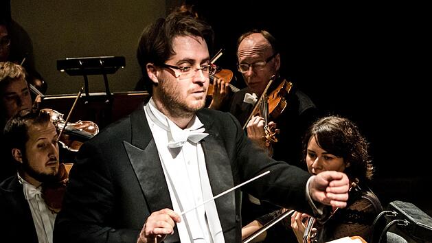 Umsichtiger Dirigent: Daniel Carter, Kapellmeister an der Deutschen Oper Berlin, leitete das Sinfoniekonzert am Sonntag im Landestheater Coburg. Carter (30) ist einer von drei GMD-Kandidaten f&uuml;r die Nachfolge von Roland Kluttig am Landestheater.Foto: Jochen Berger