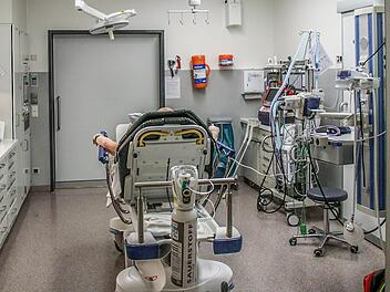 Ein Patient wartet darauf, dass ihm die Ärzte und Schwestern Blut und Flüssigkeit aus der Lunge pumpen.  Alle Fotos:  Sebastian Schanz