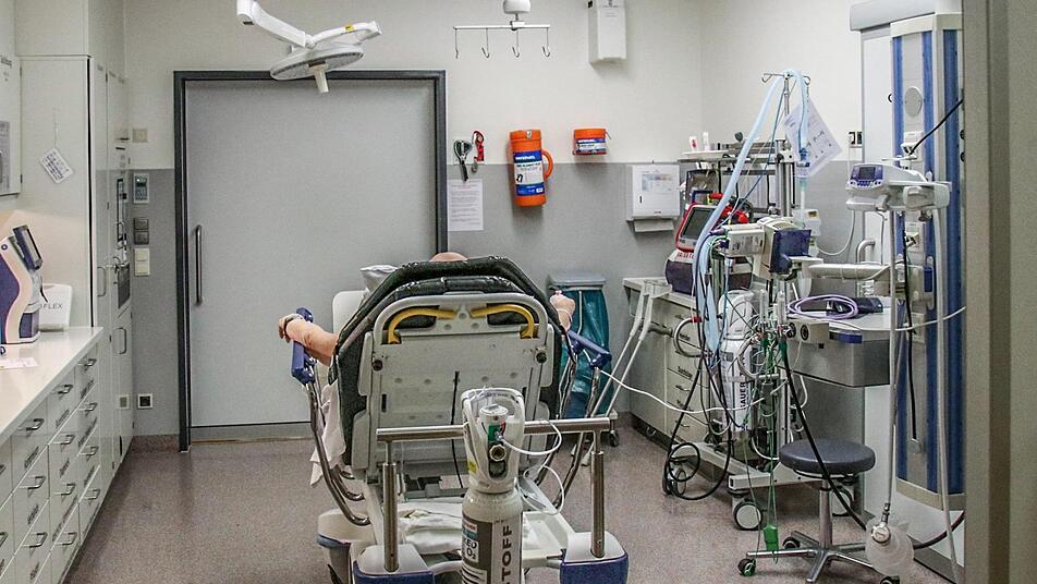 Ein Patient wartet darauf, dass ihm die Ärzte und Schwestern Blut und Flüssigkeit aus der Lunge pumpen.  Alle Fotos:  Sebastian Schanz
