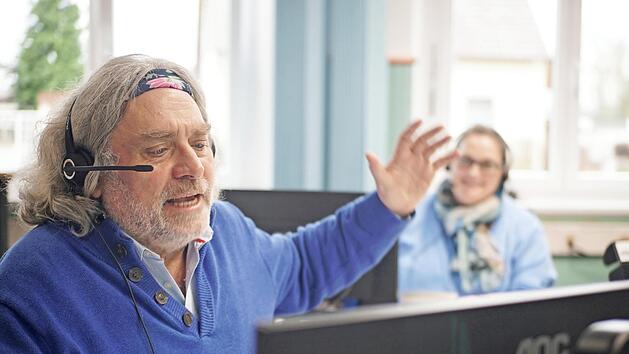 Viele Seminare werden bei Datex-Perfekt abgehalten, dass es den Mitarbeitern und den Anrufern am Ende des Calls gut geht, sagt Hellmut Schiffner. Er sitzt seit längerer Zeit zum ersten Mal wieder selbst am Telefon für die Anrufer aus Brandenburg.  Fotos: Bastian Sünkel