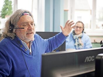 Viele Seminare werden bei Datex-Perfekt abgehalten, dass es den Mitarbeitern und den Anrufern am Ende des Calls gut geht, sagt Hellmut Schiffner. Er sitzt seit l&auml;ngerer Zeit zum ersten Mal wieder selbst am Telefon f&uuml;r die Anrufer aus Brandenburg.  Fotos: Bastian S&uuml;nkel