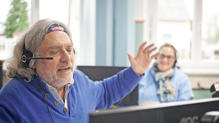 Viele Seminare werden bei Datex-Perfekt abgehalten, dass es den Mitarbeitern und den Anrufern am Ende des Calls gut geht, sagt Hellmut Schiffner. Er sitzt seit längerer Zeit zum ersten Mal wieder selbst am Telefon für die Anrufer aus Brandenburg.  Fotos: Bastian Sünkel