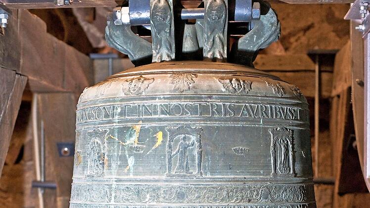 Die große Glocke von St. Mariä Himmelfahrt stammt aus dem Jahr 1628 und ist mit reichem Barockornament verziert.