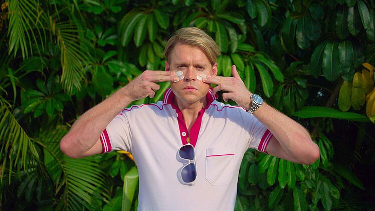 Chord Overstreet, bekannt aus der Serie "Glee", ist einer der wenigen US-amerikanischen Darsteller in der bilingual gedrehten Serie. Er verkörpert Chad, den Sohn der Resort-Besitzerin, der als Hauptgeschäftsführer fungiert.